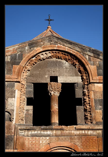 Armenia - Hovhannavank - gavit window