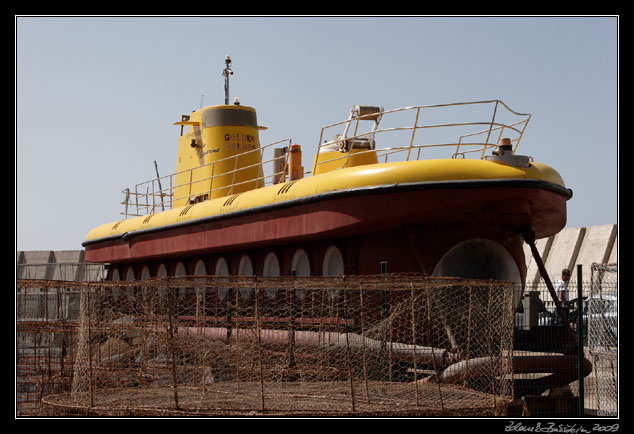 Gran Canaria - yellow submarine in Puerto de Mogn