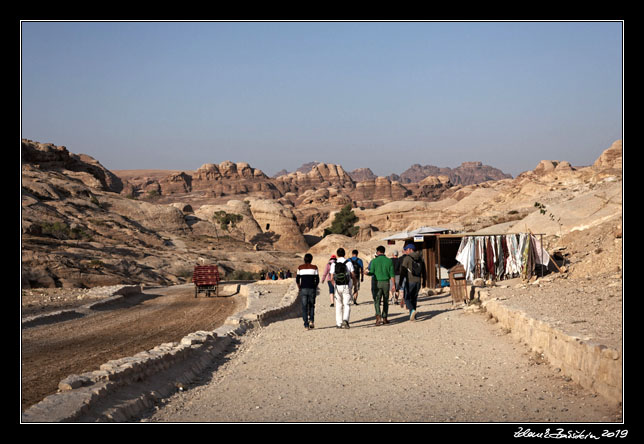 Petra - Wadi Mousa - road to Petra