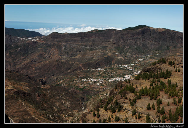 Gran Canaria - Artenara and Tejeda (a view from Roque Nublo)