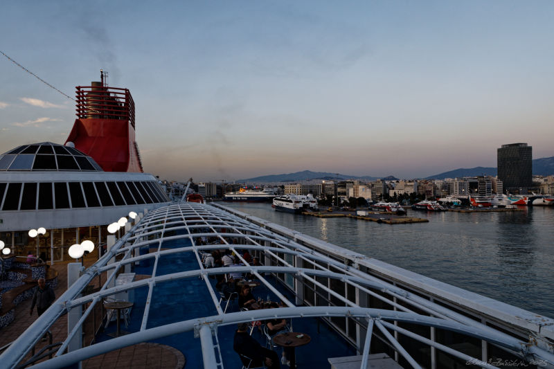 V�let na Kyklady - v p��stavu v Pireu