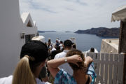 Thera (Santorini) - Oia - waiting hours for a selfie